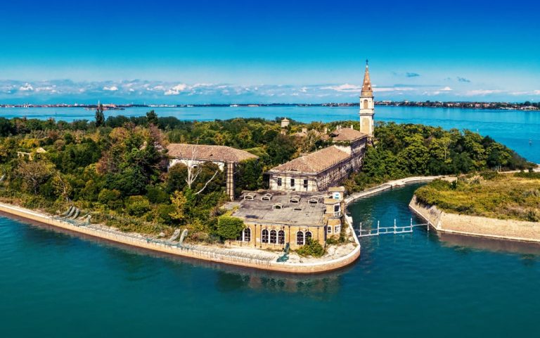 Poveglia - opuszczona wyspa w Lagunie Weneckiej, z ruinami budynków, porośnięta roślinnością