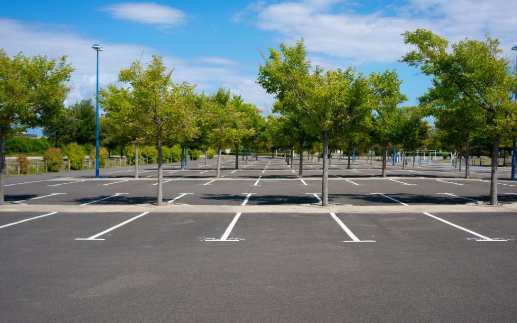 Pusty parking zewnętrzny