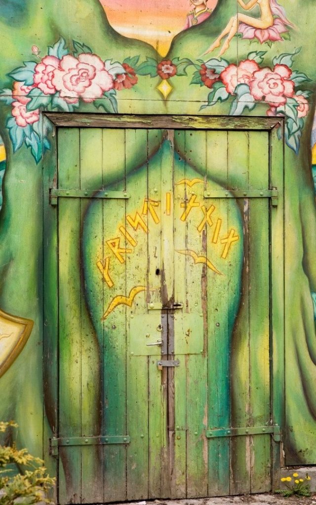 Ręcznie malowane drzwi w Wolnym Mieście Christiania (Fristaden Christiania) w Kopenhadze