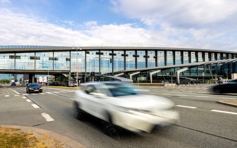 Samochód przed terminalem lotniska w Kopenhadze