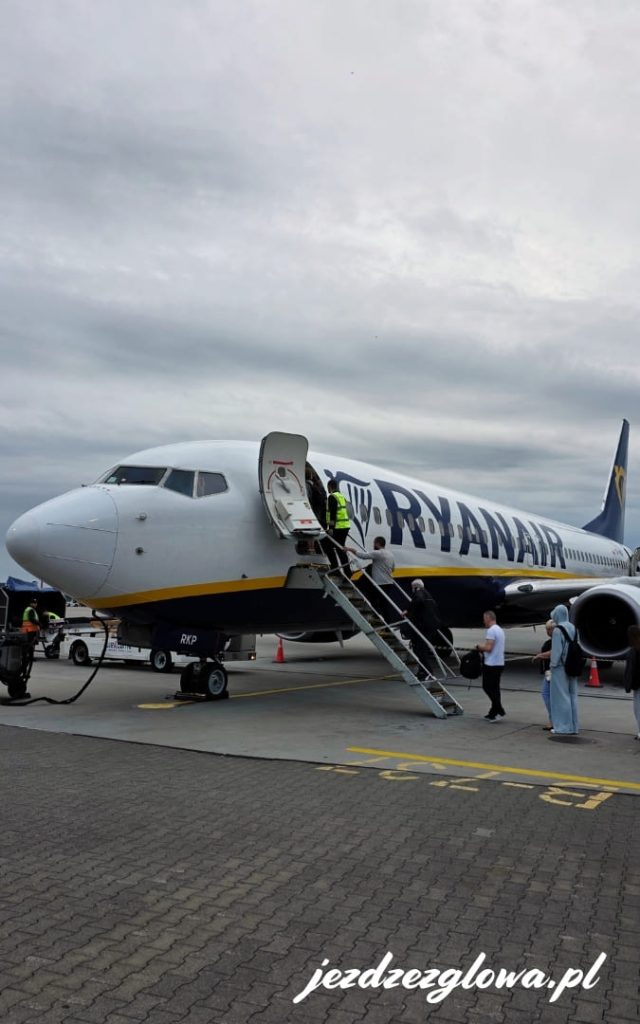 Samolot lini Ryanair na płycie lotniska