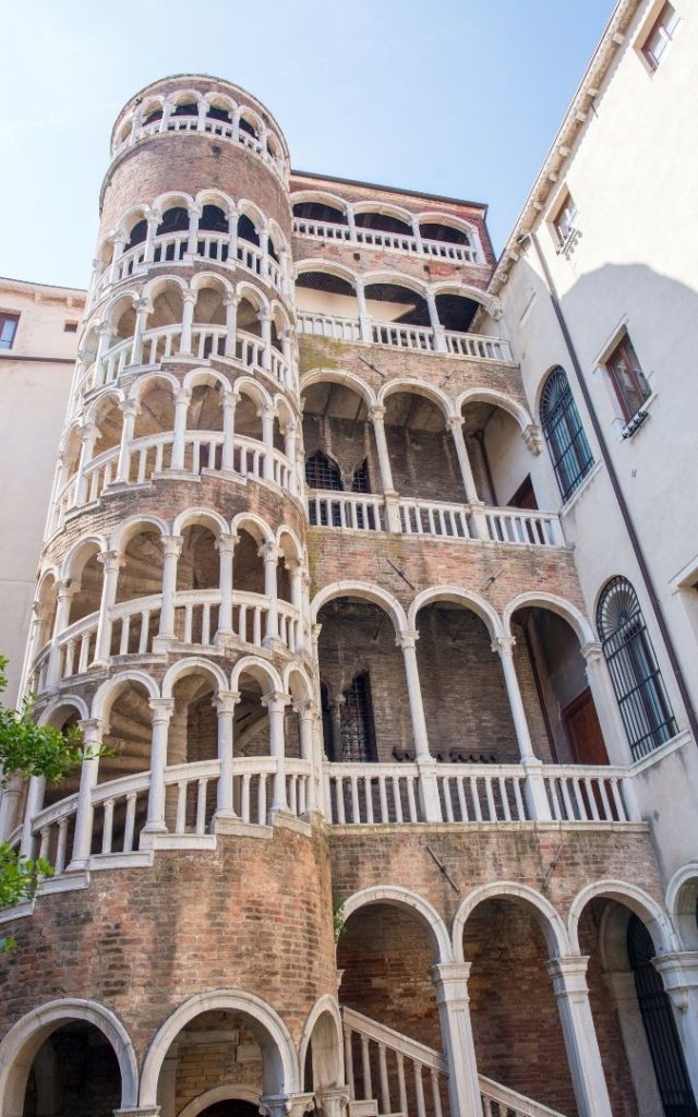 Scala Contarini del Bovolo w Wenecji, czyli spiralna klatka schodowa z arkadami na fasadzie gotyckiego pałacu