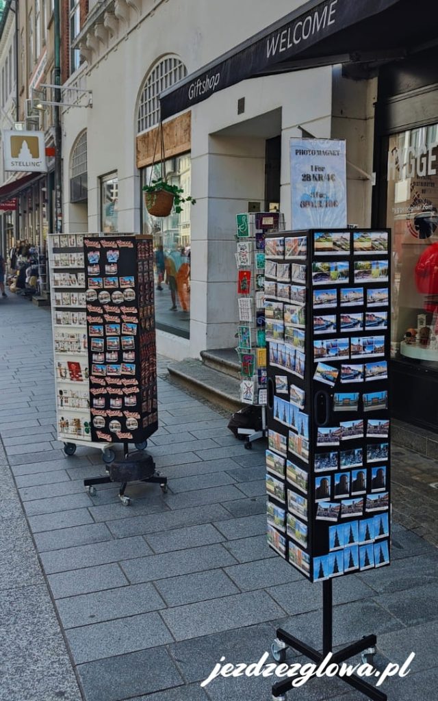 Sklepik z pamiątkami i pocztówkami w Kopenhadze