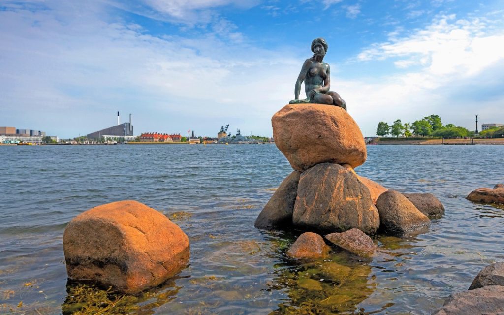 Słynny posąg Małej Syrenki (Den lille Havfrue) na skale przy promenadzie Langelinie w Kopenhadze