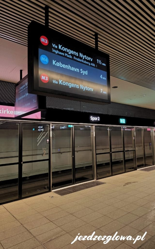 Stacja metra Marmorkirken w Kopenhadze - nowoczesne wnętrze z ekranami informacyjnymi