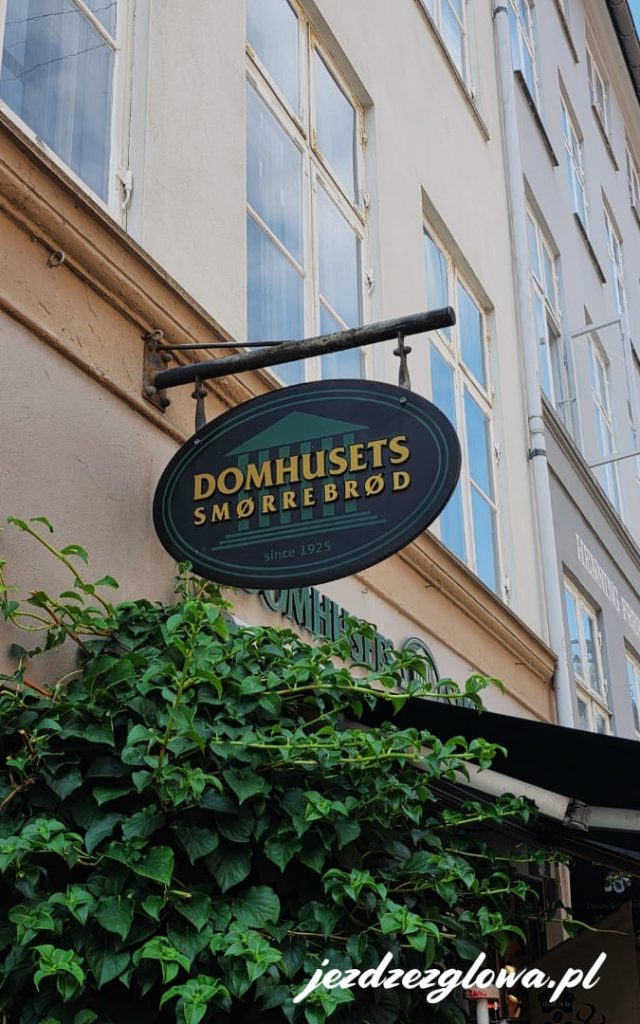 Szyld kawiarni Domhusets Smorrebrod w centrum Kopenhagi