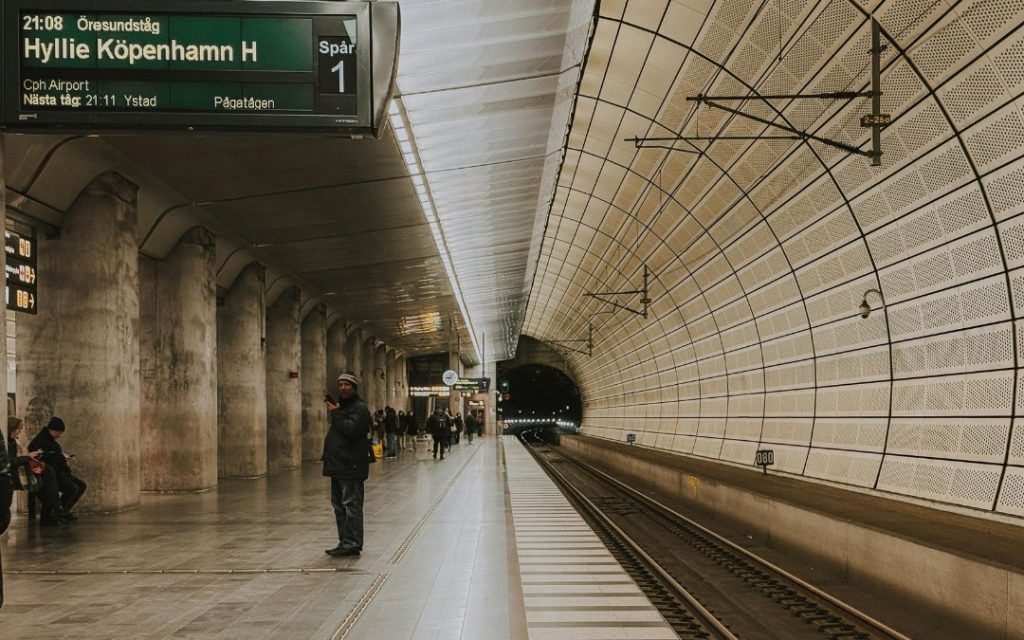 Tablica informacyjna na stacji pokazująca odjazd pociągu Oresundstag w kierunku Hyllie i Kopenhaga H (Dworzec Główny w Kopenhadze)