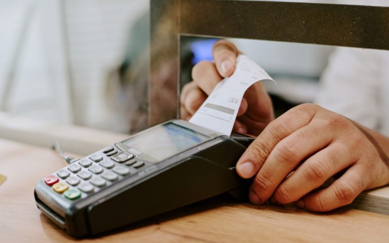 Terminal płatniczy z paragonem