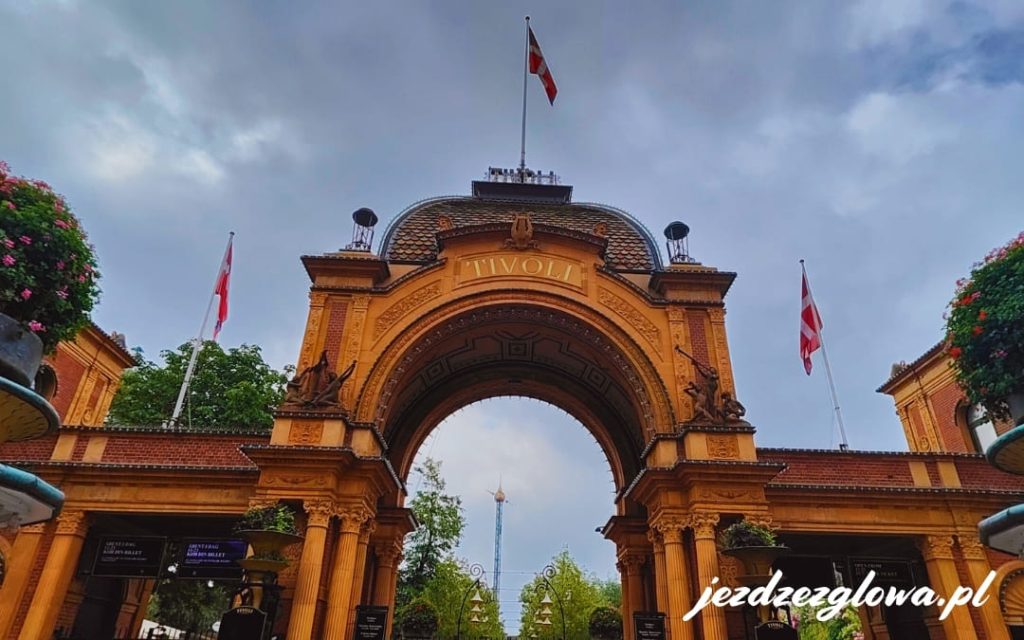 Tivoli Gardens – główne wejście do parku rozrywki w centrum Kopenhagi