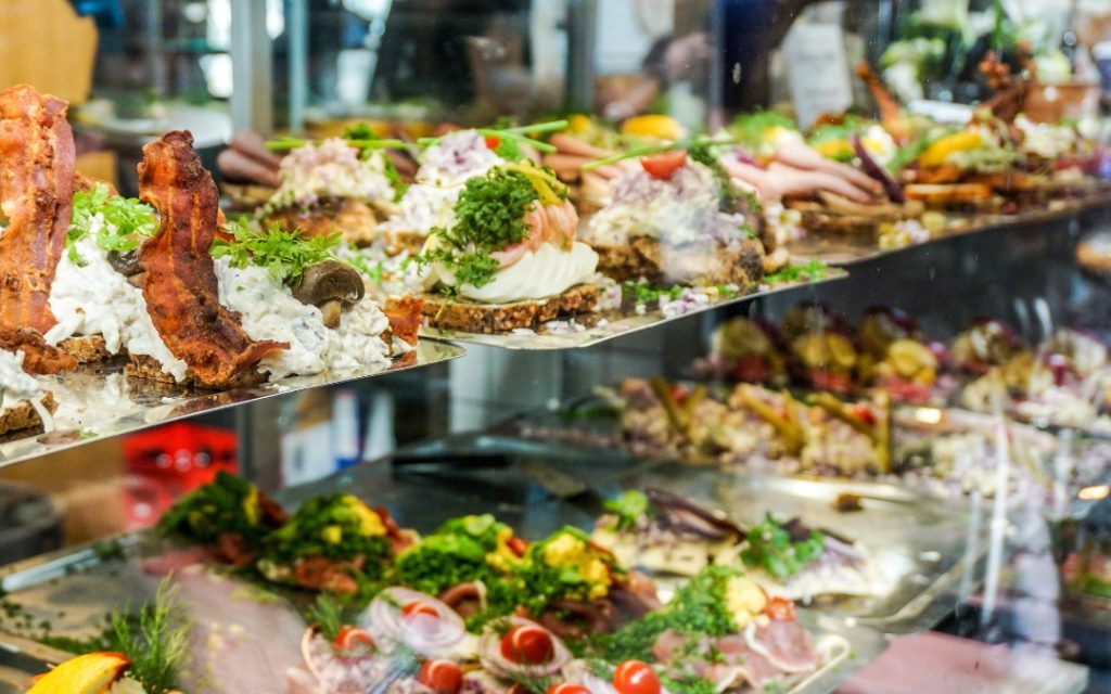 Tradycyjne duńskie kanapki smorrebrod w witrynie sklepu lub restauracj