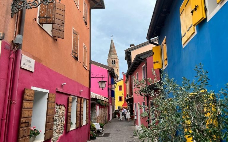 Uliczka z kolorowymi domkami burano.