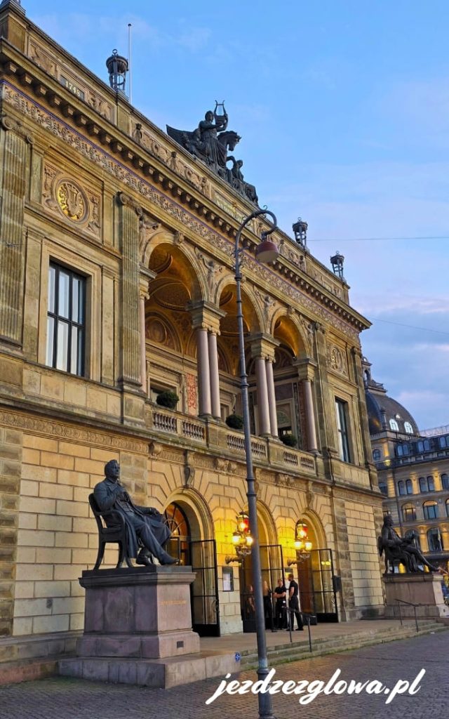 Wejście do Królewskiego Teatru (Det Kongelige Teater) w Kopenhadze