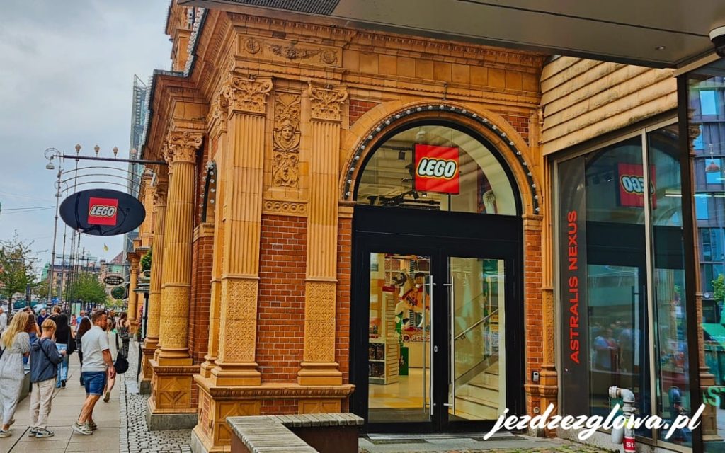 Wejście do sklepu LEGO w centrum Kopenhagi