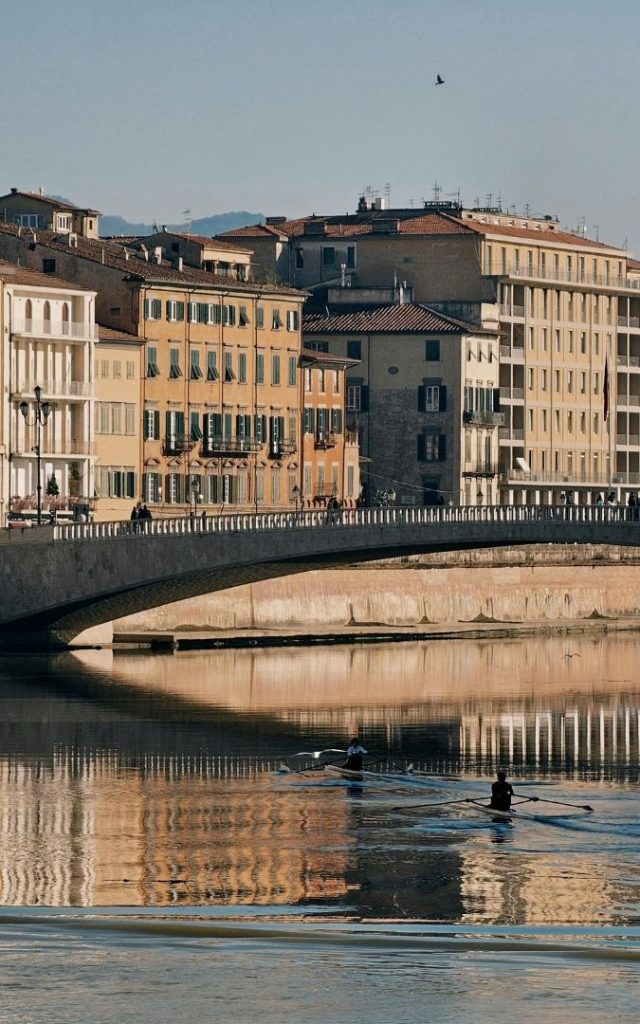Widok na most Ponte di Mezzo w Pizie