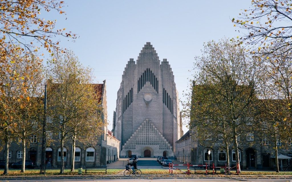 Widok na wejście do kościoła Grundtviga w Kopenhadze