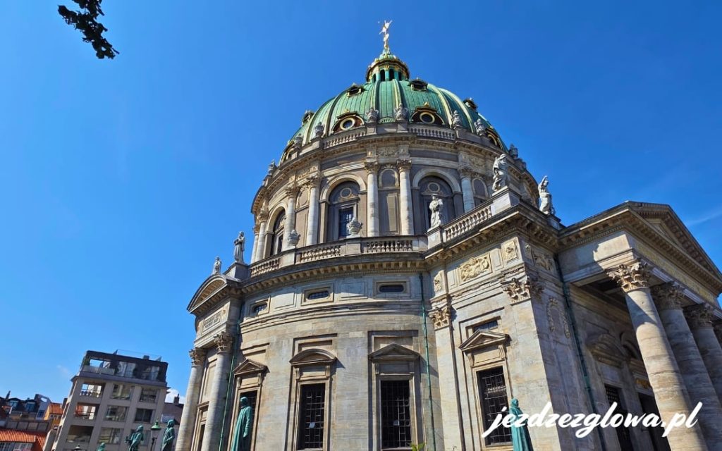 Widok od boku Kościoła Marmurowego w Kopenhadz