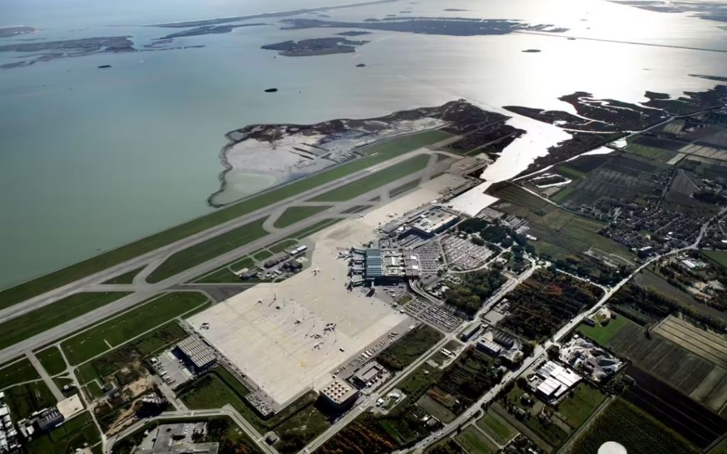 Widok z lotu ptaka na Lotnisko w Wenecji (VCE). Pas startowy i terminal położone są tuż przy brzegach Laguny Weneckiej.