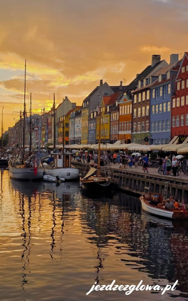 Wieczór nad kanałem Nyhavn w Kopenhadze – zachód słońca i pastelowe kamienice