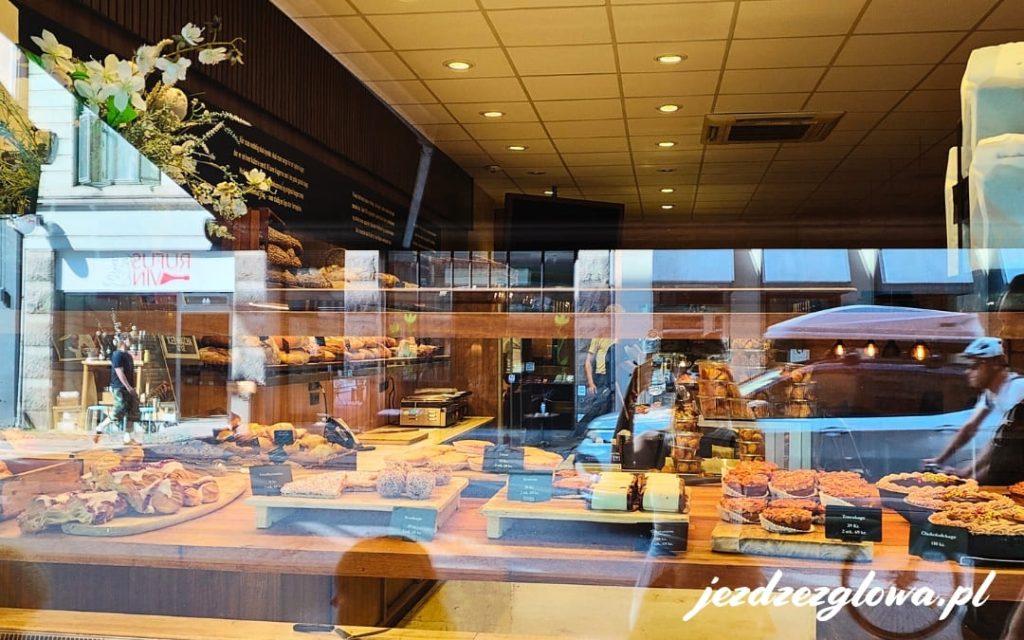 Witryna piekarni z wystawą ciast i tart w Kopenhadze