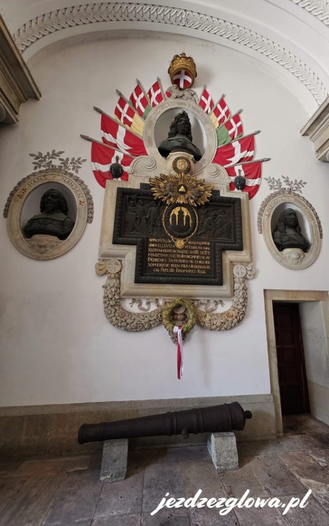 Wnętrze pałacu Christiansborg w Kopenhadze – ozdobna tablica pamiątkowa z duńskimi flagami