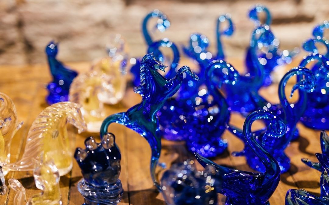 Szklane figurki z Murano w kształcie koni i łabędzi wykonane z błękitnego i złotego szkła
