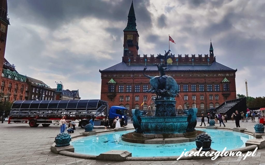 Zabytkowa Fontanna Smoka z brązu i kamienia na Placu Ratuszowym w Kopenhadze