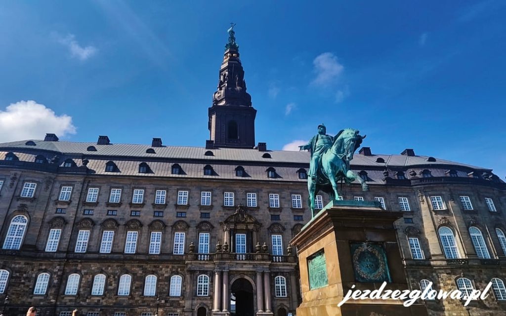 Zamek Christiansborg z pomnikiem konnym na dziedzińcu