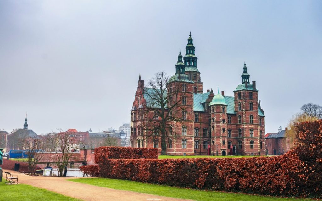 Zamek Rosenborg (Rosenborg Slot) jesienią