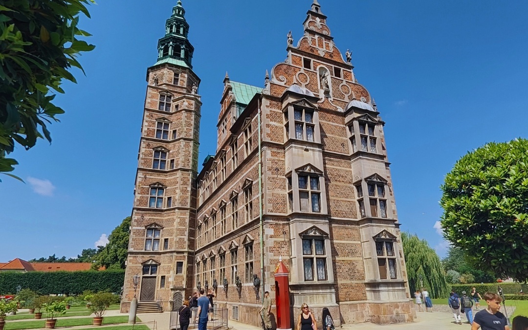 Zamek Rosenborg w Kopenhadze otoczony ogrodem