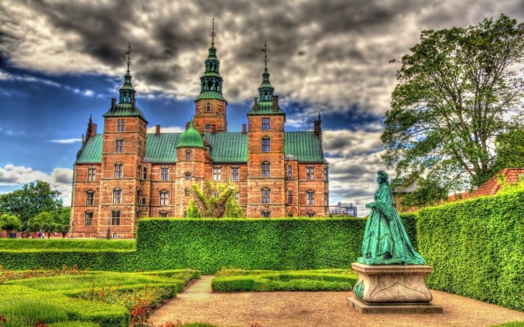 Zamek Rosenborg w Kopenhadze otoczony ogrodem Królewskim