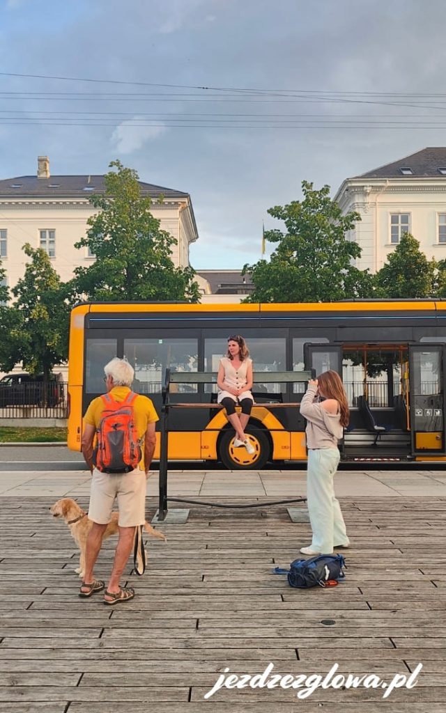 Zdjęcie przy Ophelia Plads z autobusem miejskim i ludźmi w tle