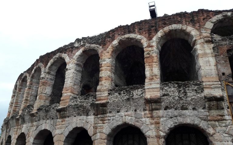 Zewnętrzne mury rzymskiej Areny w Weronie z charakterystycznymi arkadami