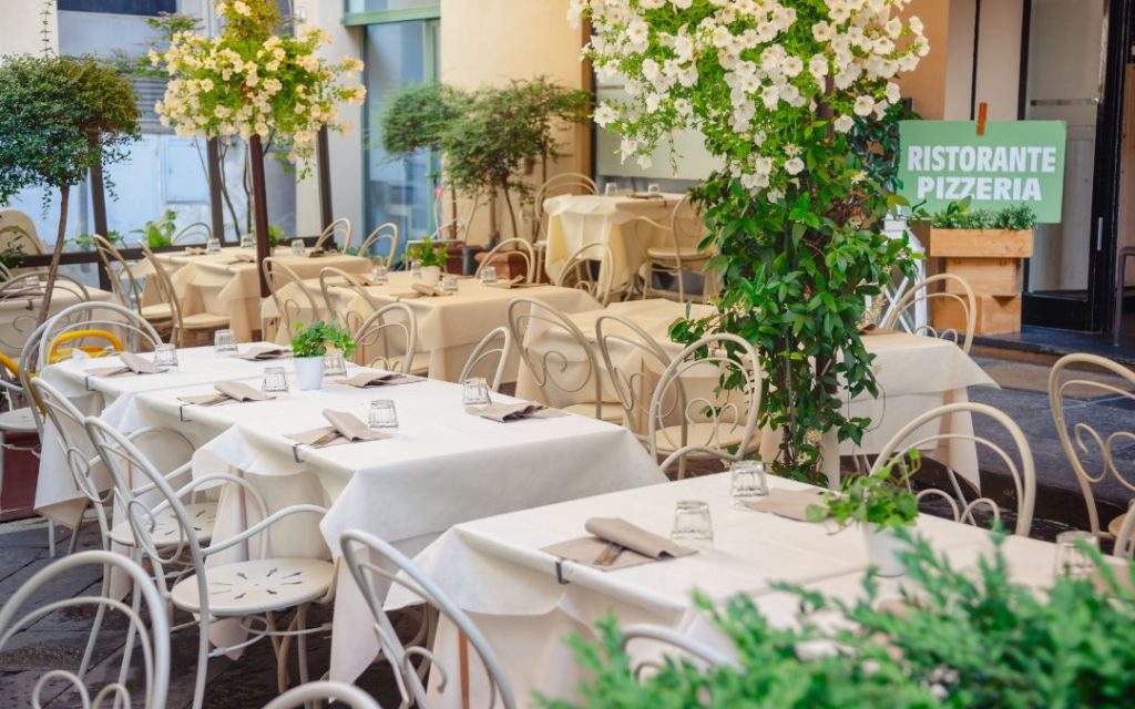 Zewnętrzny ogródek włoskiej restauracji