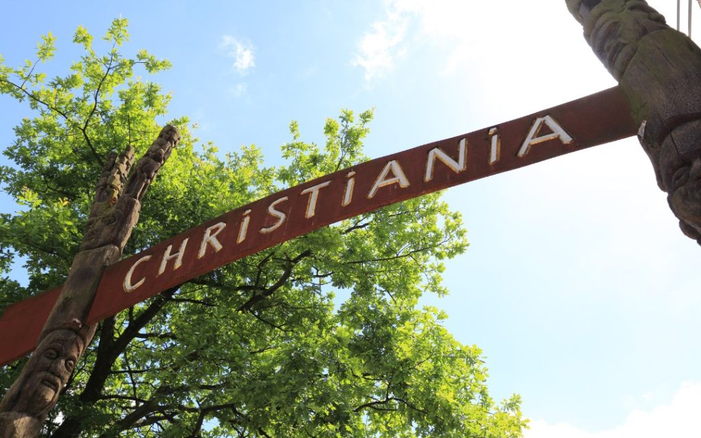 Znak przy wejściu do Wolnego Miasta Christiania