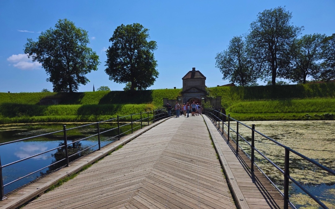 Drewniany most prowadzący do Twierdzy Kastellet w Kopenhadze