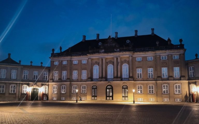 Pałac Amalienborg w Kopenhadze nocą