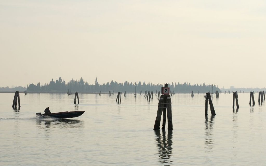 laguna wenecka we mgle, płynie gondola