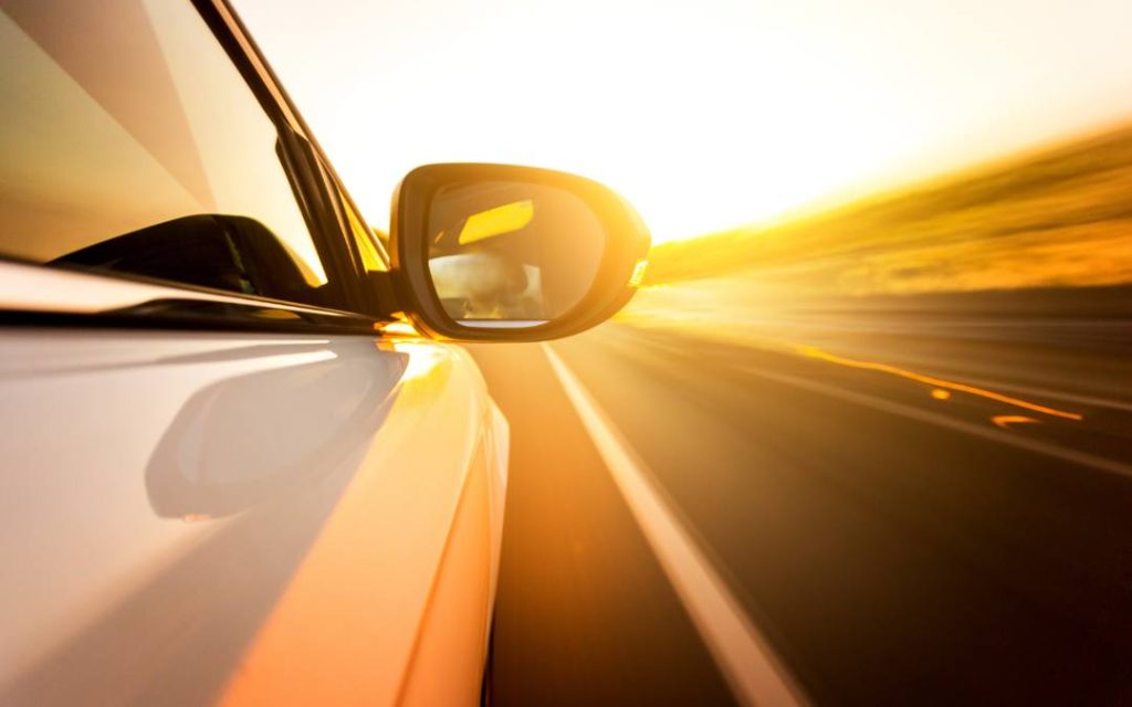 Jazda wynajętym samochodem – swoboda podróżowania i niezależność na trasie