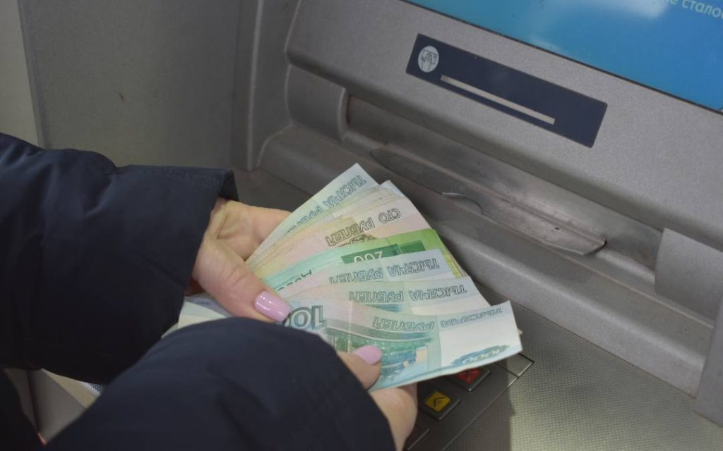 Wypłata gotówki z bankomatu – środki na kaucję i opłaty za wynajem auta