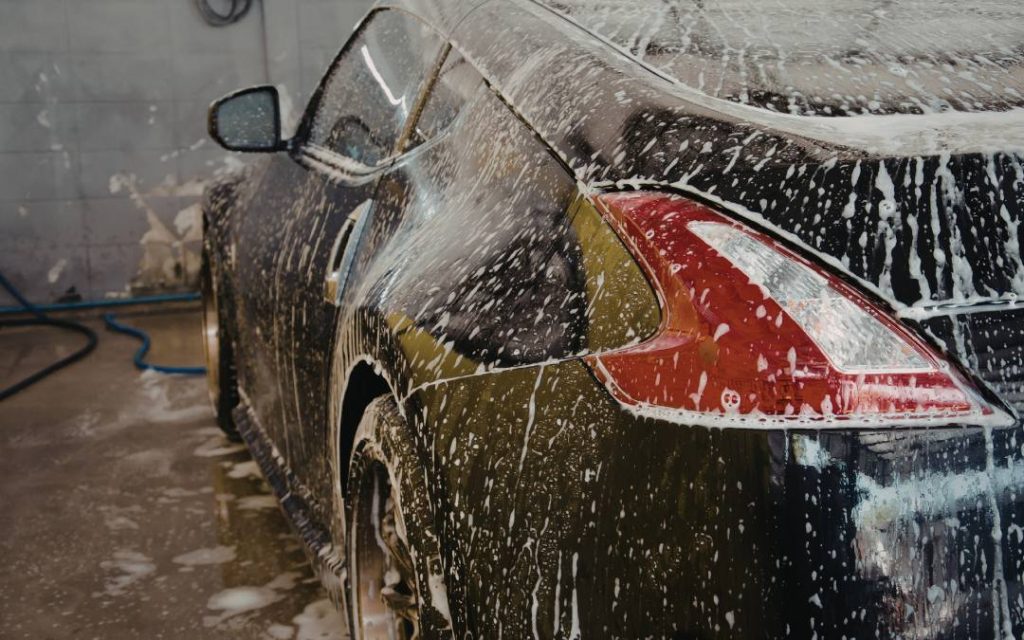 Mycie samochodu przed zwrotem – warto oddać auto w czystym stanie