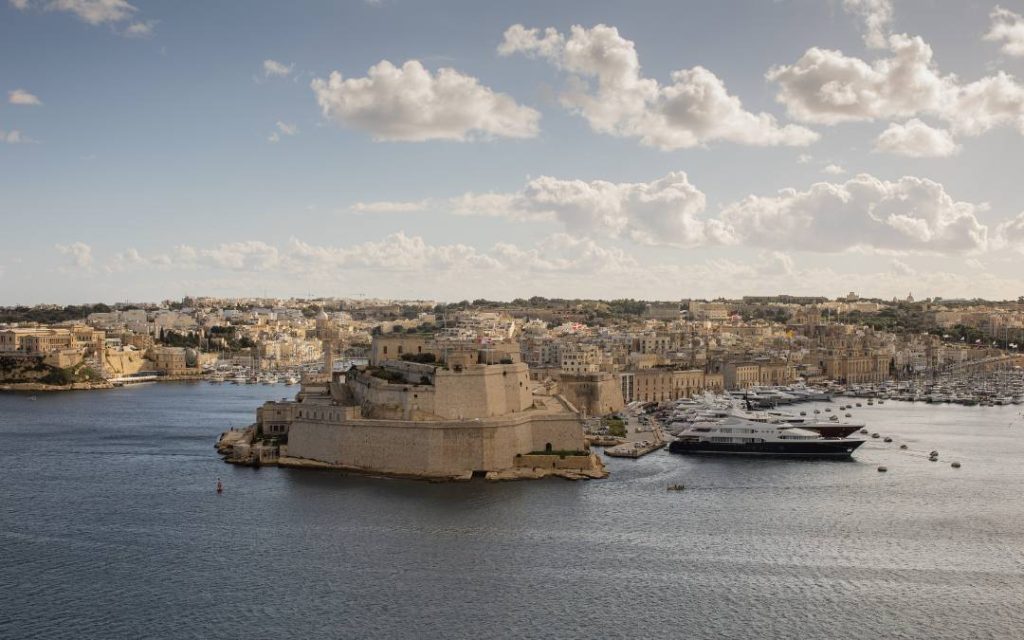 Valletta i Fort Saint Angelo widziane od strony morza – serce historycznych umocnień Malty