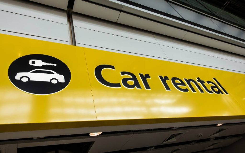 Punkt „car rental” na lotnisku – szybki odbiór samochodu po przylocie