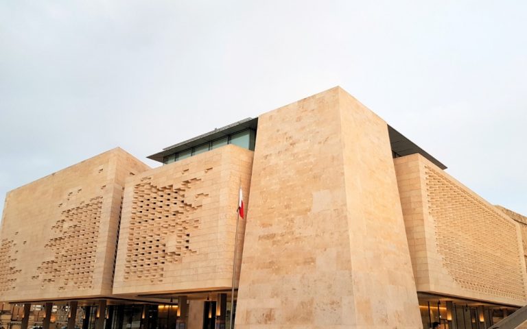 Budynek Parlamentu w Valletcie na Malcie, widok na nowoczesną bryłę i kamienną elewację