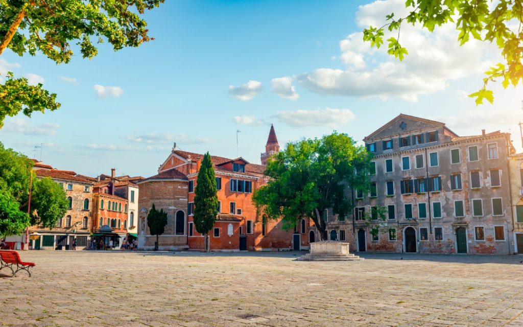 Campo San Polo w Wenecji plac otoczony historycznymi budynkami w pobliżu Mostu Rialto