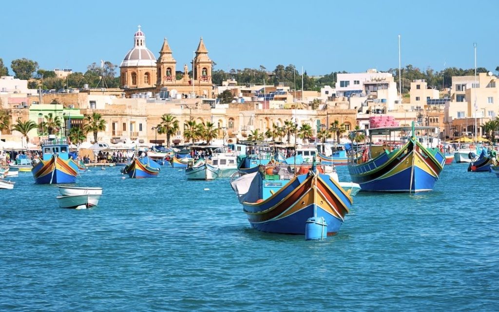 Kolorowe łodzie luzzu w porcie Marsaxlokk na Malcie