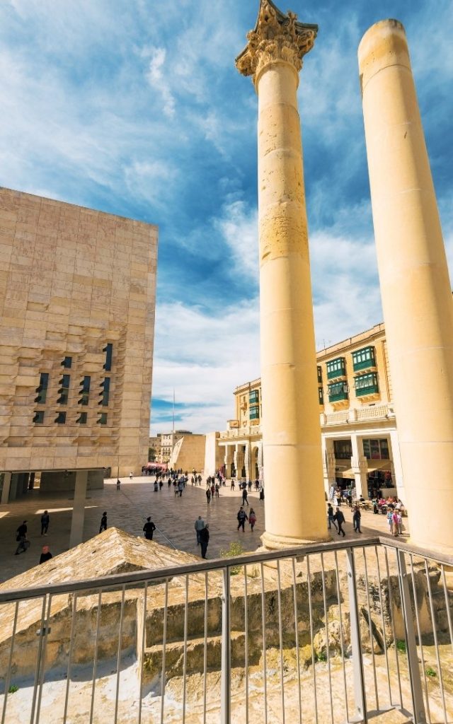 Kontrast starej i nowej architektury w Valletcie