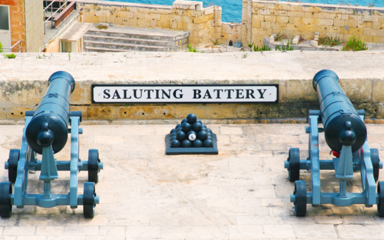 Valletta – Saluting Battery i codzienny pokaz armatni
