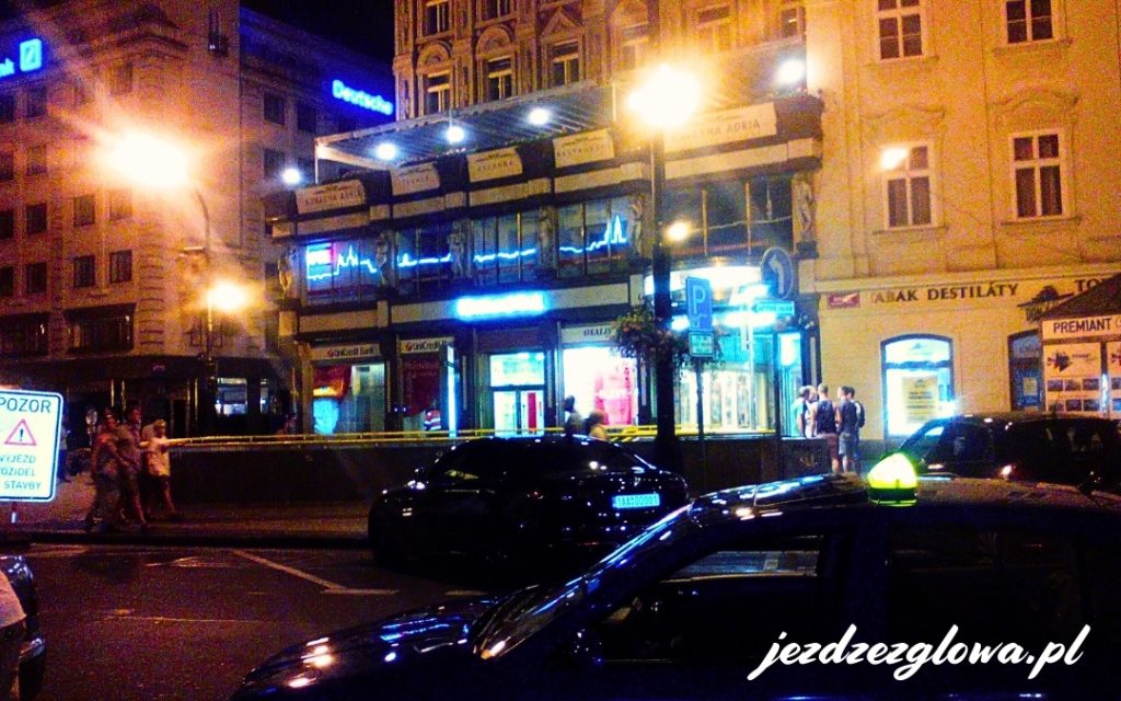 Nocny widok na miasto w Pradze
