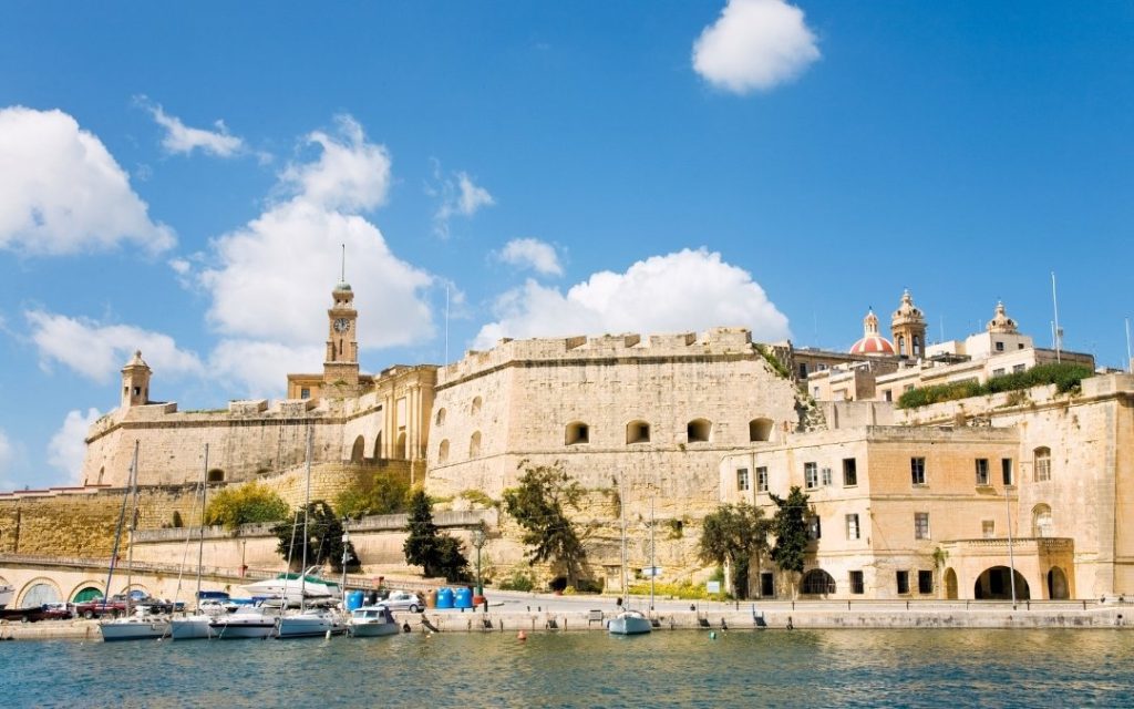 Panorama Senglei, z portem, jachtami i zabudową forteczną w tle