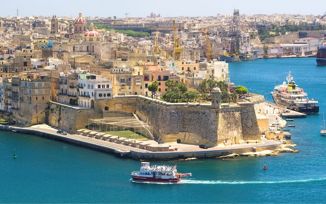 Panorama Senglei z portem, zabytkowymi budynkami i statkami na wodzie